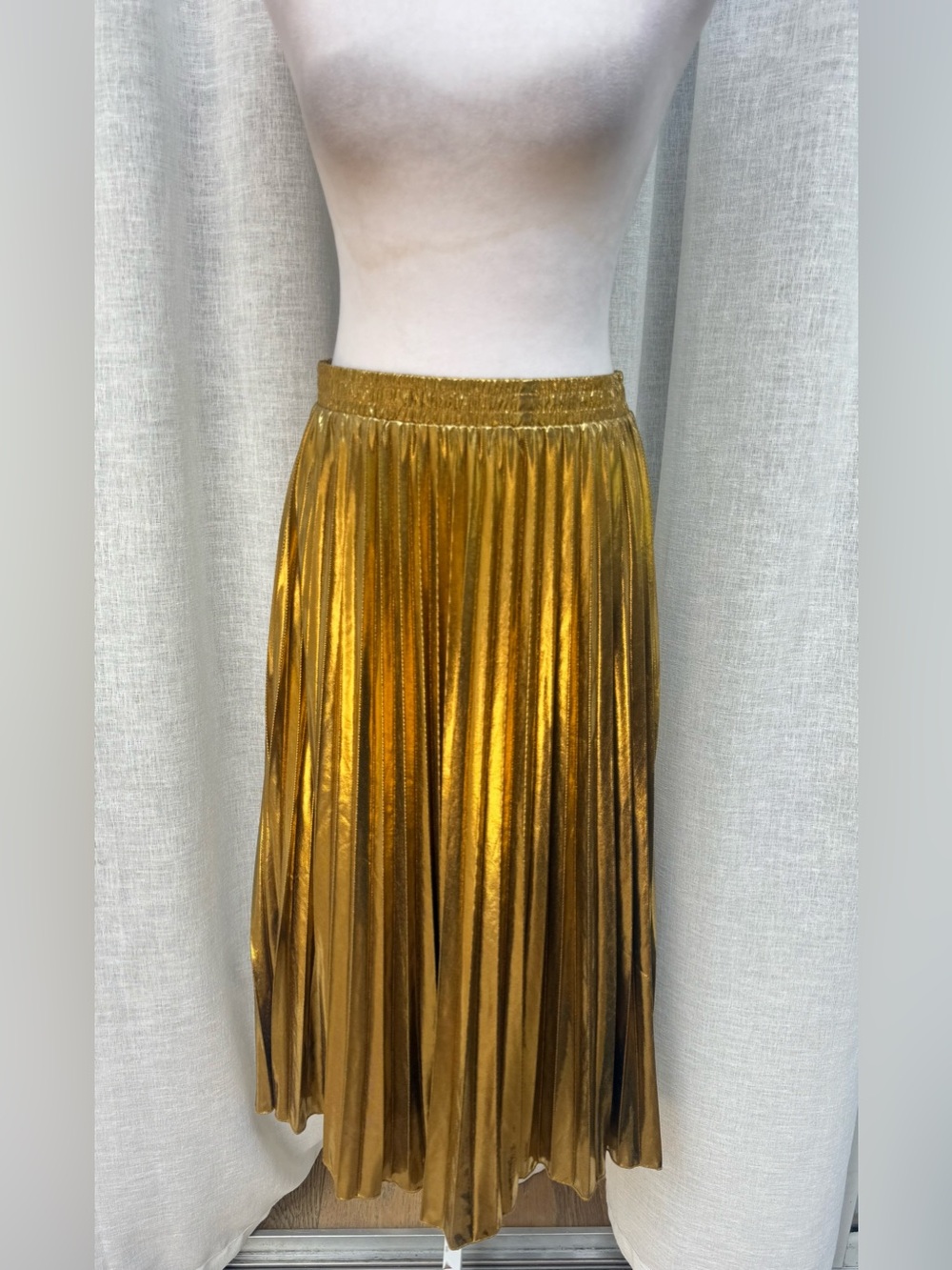 WD NY Metallic gold accordion pleated midi skirt